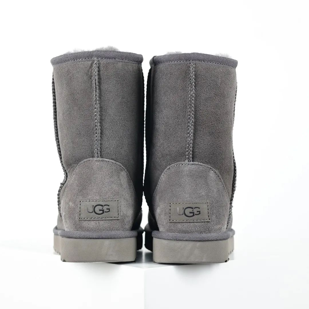 Pick up locally 💰600 Core recommendation Good price Cashmere insoles are a very suitable choice for keeping warm in winter and at home. In the new year, uug launched a series of styles, which are partially geared towards the preferences of young consumers and have also moved to the forefront of fashion trends. Shoe body material Water-repellent coated suede upper 17mm UGGPURE™ implanted wool insole Lightweight non-slip comfortable rubber outsole With brand LOGO Trademark Comes with a full set of packaging Size: 35 36 37 38 39 40